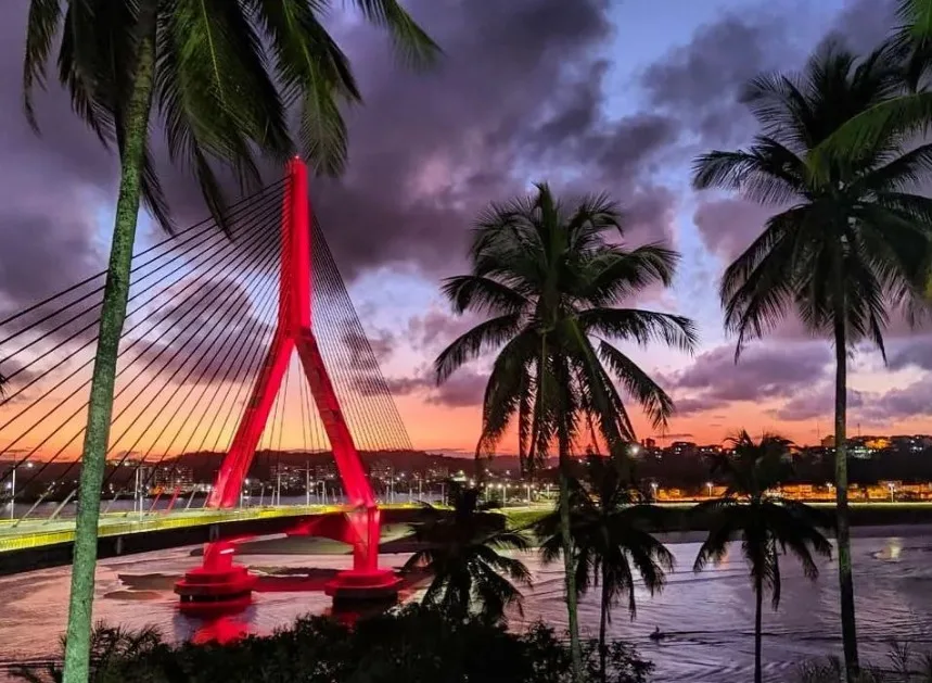 Litoral de Ilhéus com imóveis de alto padrão ao pôr do sol